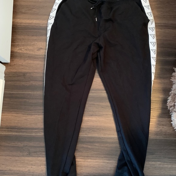 Black guess Sweatpants - Picture 1 of 3